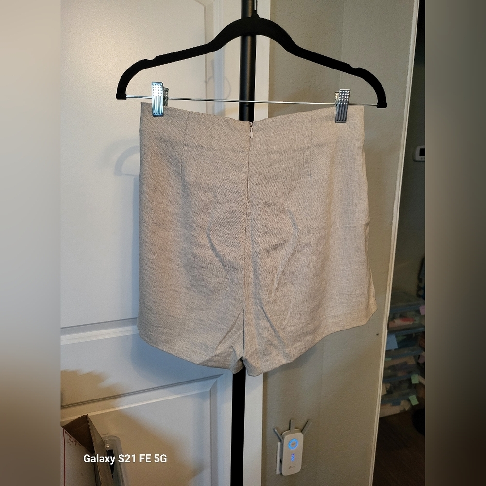 CLEARANCE! Women's Tan Pleated Shorts with Versatile Tie Detail, Large, Like New - Picture 2 of 8